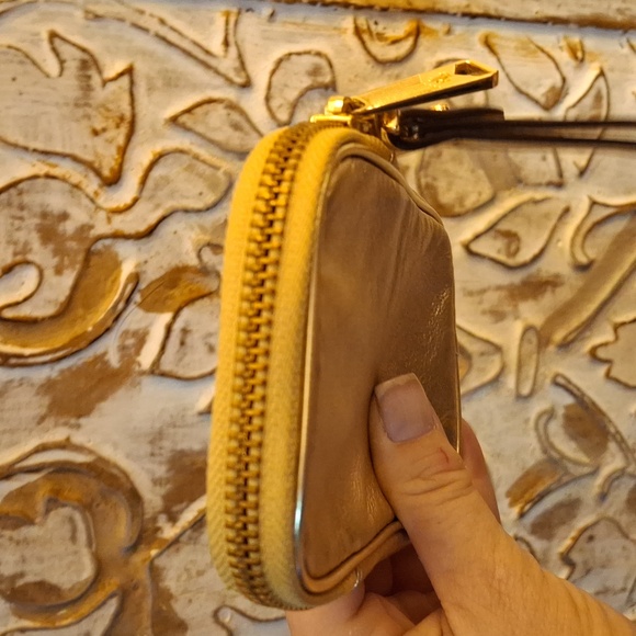 Lauren by Ralph Lauren Gold Everything Case. - Picture 11 of 16